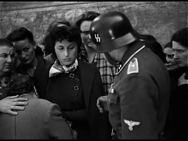 Trecho do filme Roma, a Cidade Aberta, em que um soldado nazista toca o braço de uma mulher e ela reage batendo em sua mão. 