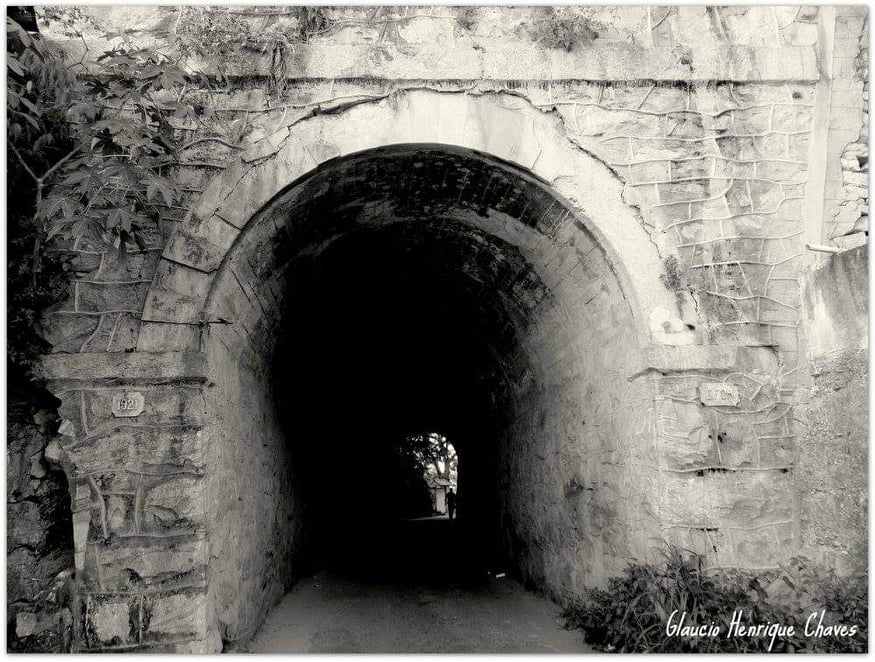 O túnel Alberto Bernini em foto em preto e branco antiga que mostra as manchas escuras da fumaça dos trens no teto. 